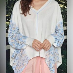 POL White and Blue V-Neck Floral Top